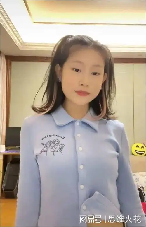 接着,沈佳润换上了一套黑色背心配黑色贝雷帽的造型,为拍摄大片做准备