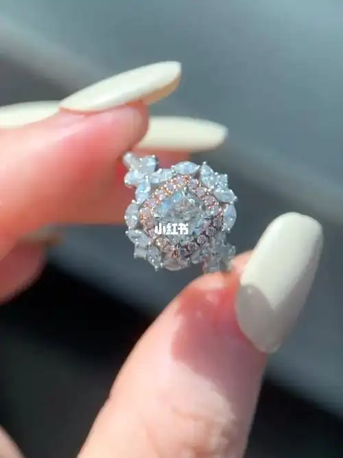 一克拉枕形钻戒