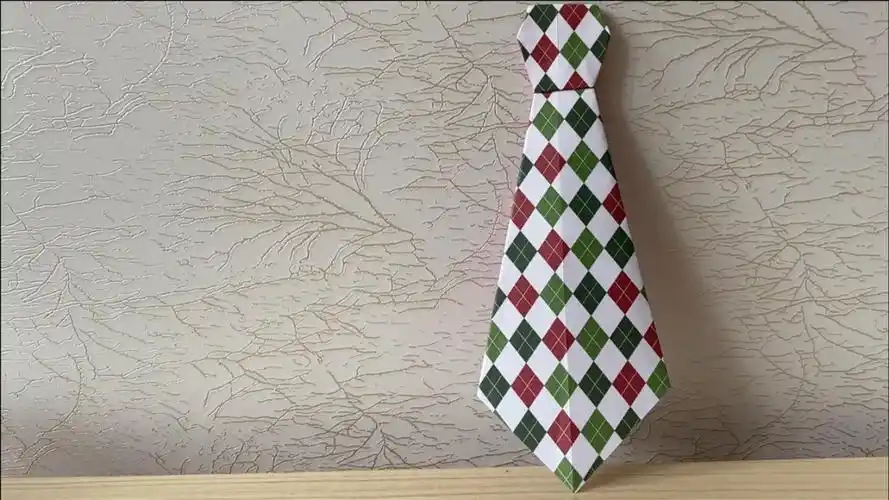 手工折纸教学,"花格领带"的制作方法!