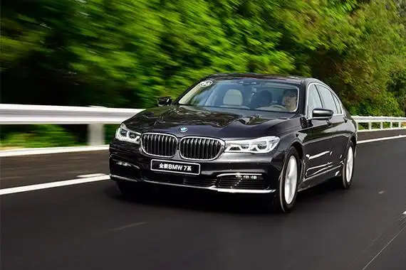 试驾玩科技的宝马7系把四缸20t塞进730li体内又如何