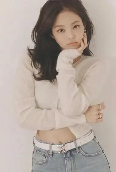 简介:jennie质感杂志封面写真图片,分享一组金智妮(jennie)图片给大家