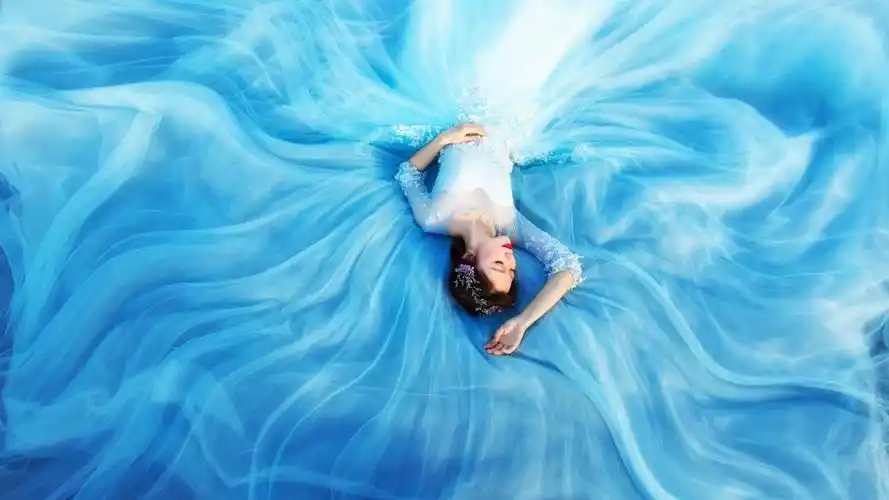 唯美蓝色婚纱美女图片