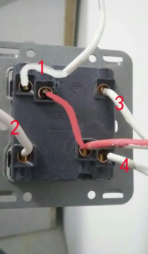 双开双控只有五根线,只有一条连接灯线,一盏灯能自由控制,另外一个不