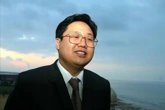 徐明:28岁成亿万富翁,35岁二婚娶明星,44岁病死妻子为其守节_网易订阅