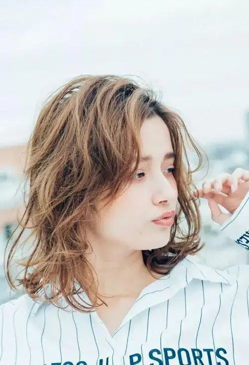 女孩子齐肩卷烫头发造型慵懒凌乱的卷发,调皮流行度体现出来,染出的