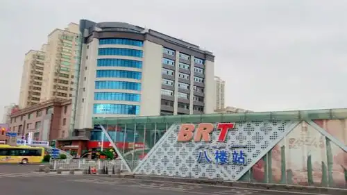 到了乌鲁木齐,别忘了乘坐一次停在八楼的二路汽车