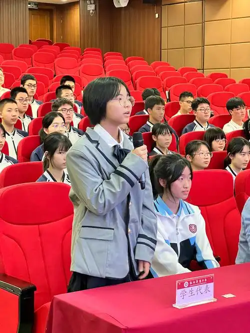 随后,香港天水围香岛中学和福州华侨中学的师生代表交流了关于国家