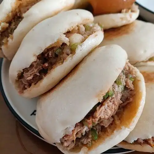 是雪人哦做的肉夹馍白吉馍的制作