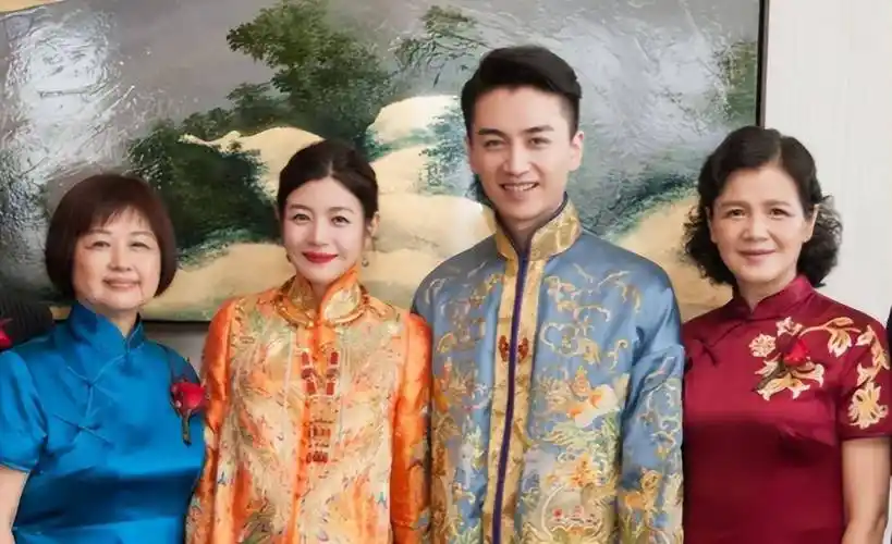 明星也羡慕"体制内",陈晓已偷偷上岸,网友扒出其不凡家境_父母_毕业