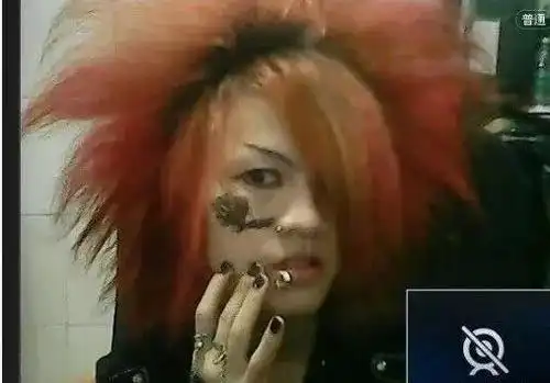 广东农村孩子十年前创造"杀马特",如今在深圳开了理发店