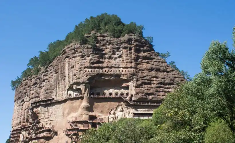 麦积山石窟与敦煌莫高窟,龙门石窟,云冈石窟并列为中国四大石窟之一.