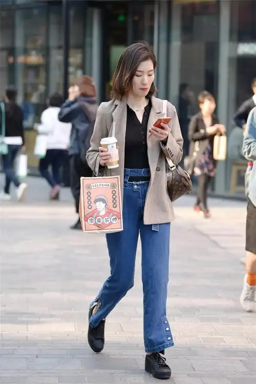 过一个不一样的春天,这位美女选择一款浅蓝色的直筒牛仔裤,搭配一双