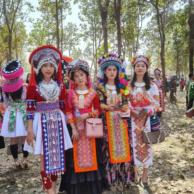 老挝苗族过新年,普骚(美女),普宝(帅哥)穿着民主服饰庆祝新年,老挝