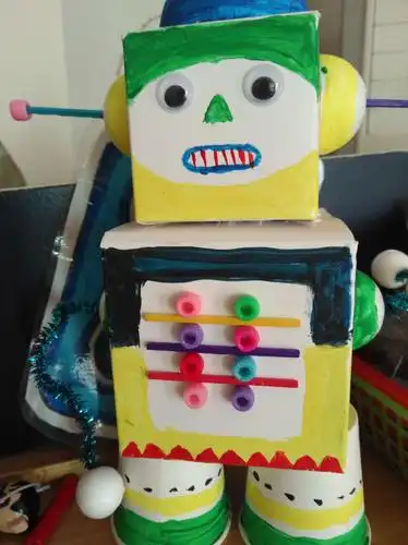 河西幼儿园小五班亲子制作"机器人"