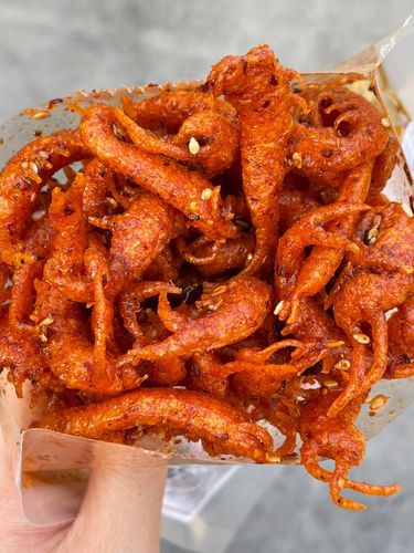 黄鹏飞大龙虾辣条8090儿时辣条麻辣面筋素食虾状辣条学生零食小吃