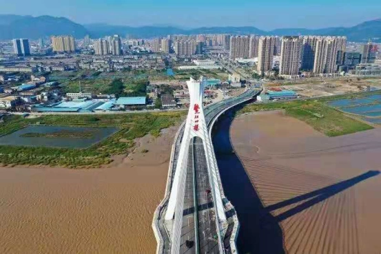 图为通车的鳌江四桥.