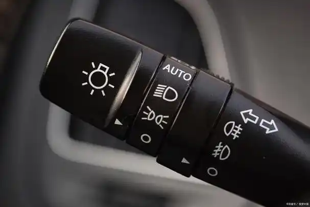 其实,汽车的前灯系统中包含了近光灯和远光灯两种类型的灯光.