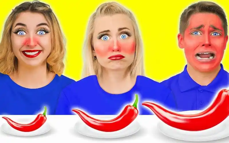 搞笑外国人:大,中,小号三种辣椒,辣到飞天他们能顺利吃完吗?