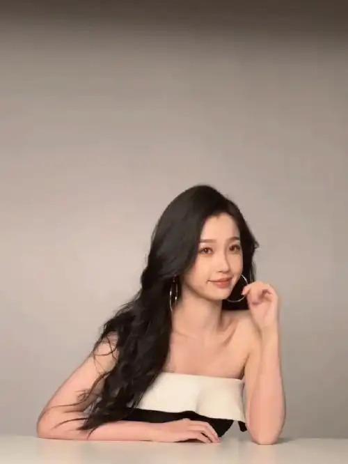 虞书欣穿白色吊带长裙秀美背波浪卷发披肩气质清冷迷人