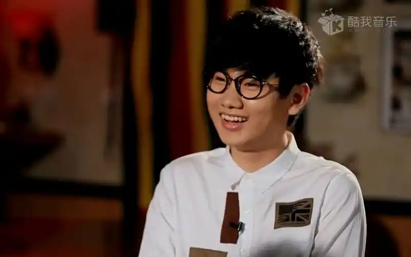 考古一只还有小虎牙的小奶汪