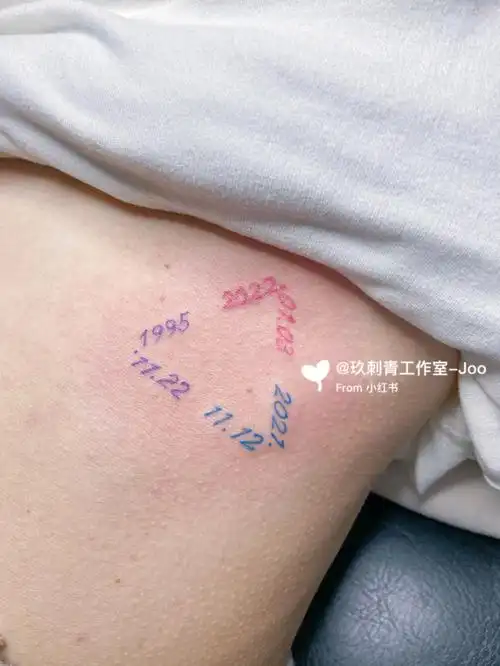 女生纹身彩色数字日期纹身