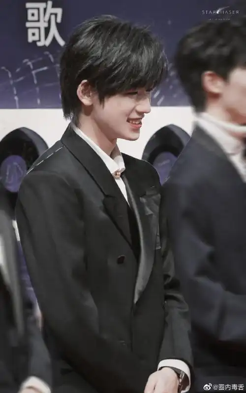 宋亚轩 tmea腾讯音乐娱乐盛典#来康康今天宋亚轩黑西装造型,觉祷构