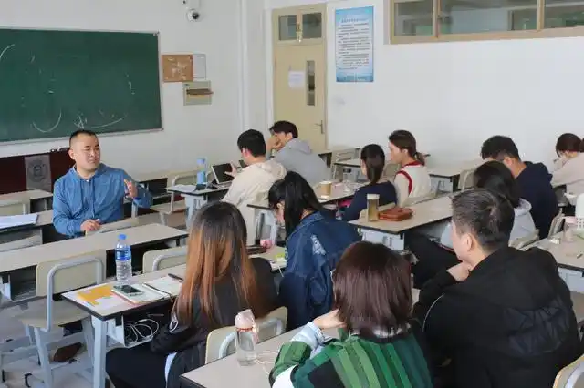 路桐酒堡走进上海对外经贸大学课堂与学生交流品牌故事