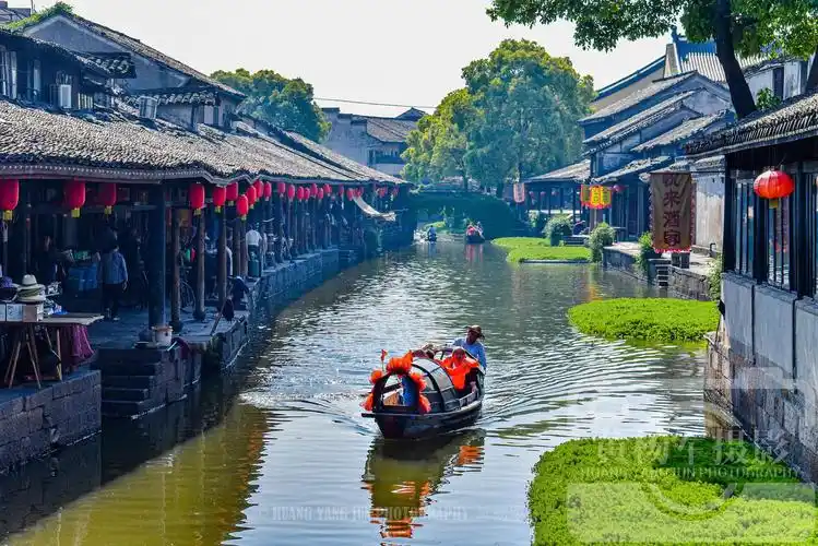 浙江绍兴安昌古镇,蓝天下的清幽水乡看乌篷船感受慢时光,看咋样