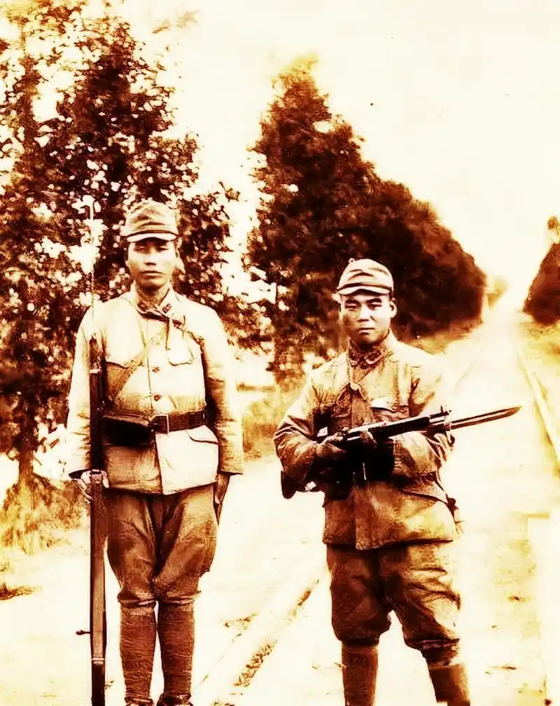照片中不难看出,他们手持的是带刺刀的步枪,比他们的身高还要高