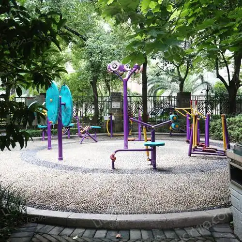 在景观,设施维护方面,小区对绿植,水景,公共设施维护情况良好,定期