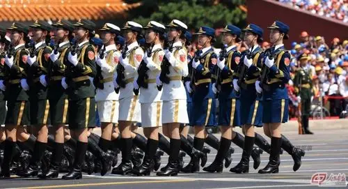 三军仪仗队方队中的女仪仗队员英姿飒爽,首次亮相大阅兵.