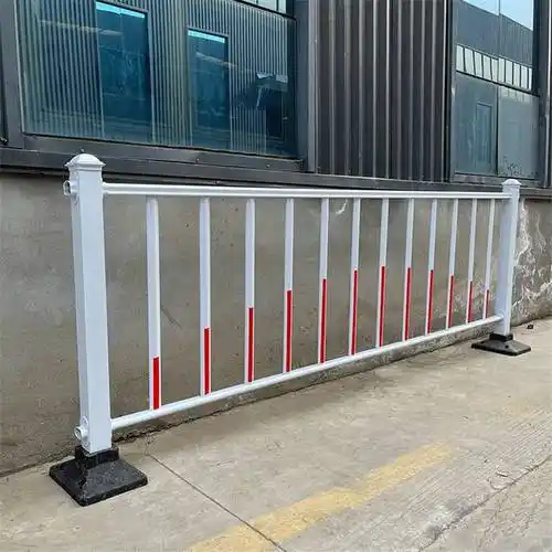 【蓝白市政道路护栏 马路中央隔离带围栏 车站分流栏杆图片】蓝白市政