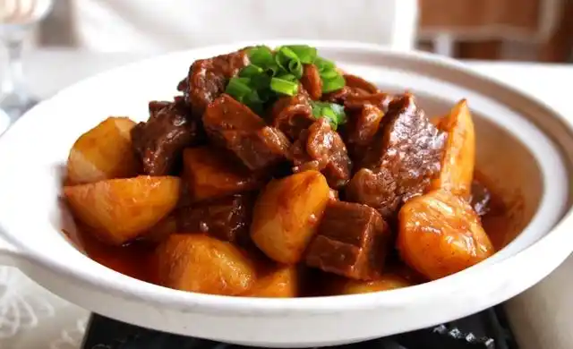 做土豆炖牛肉,掌握"3个"步骤,牛肉软烂不柴,味道浓郁下饭香