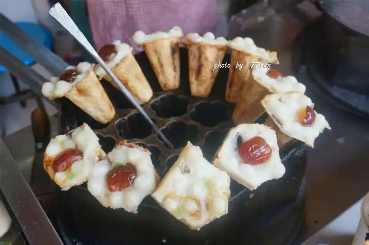 大成巷美食街里面有两家梅花糕阿拉就随便找了一家也不知道对不对