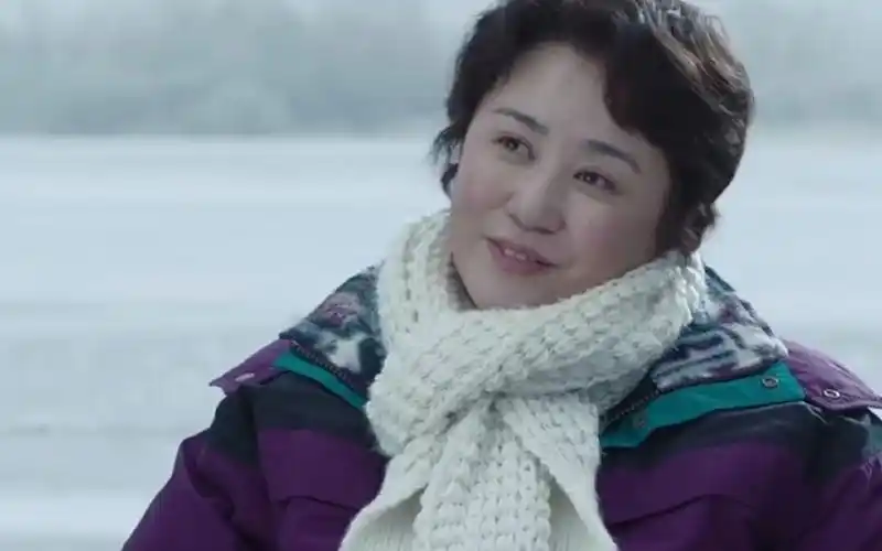 央视开年大戏《超越》首播!马丽用随身听在冰上"钓"选手