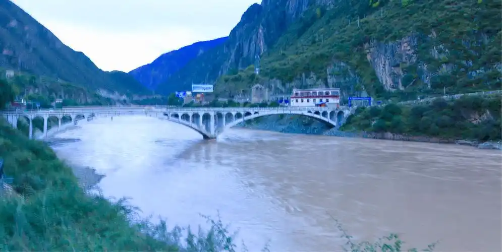 跨越金沙江大桥,我们告别了西藏,进入四川甘孜地区