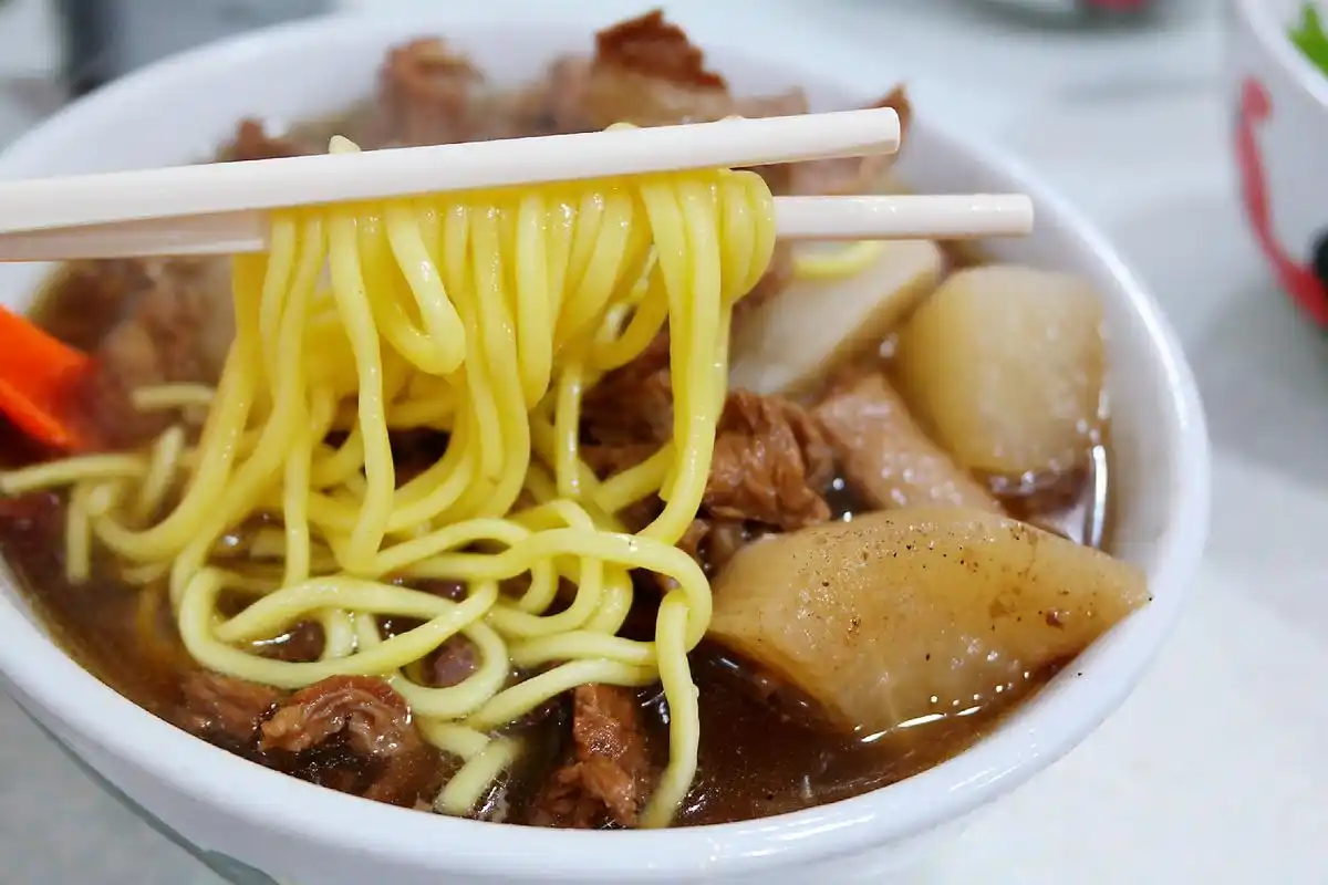 价格实惠的车仔面,老香港街头小吃,内地游客:料足汤鲜!