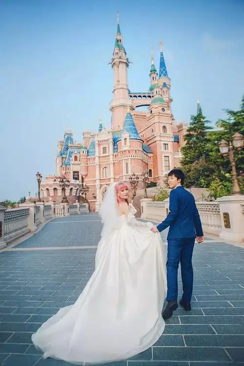 ▼迪士尼拍的婚纱照是这样的▼王子和公主从此幸福地生活在一起!