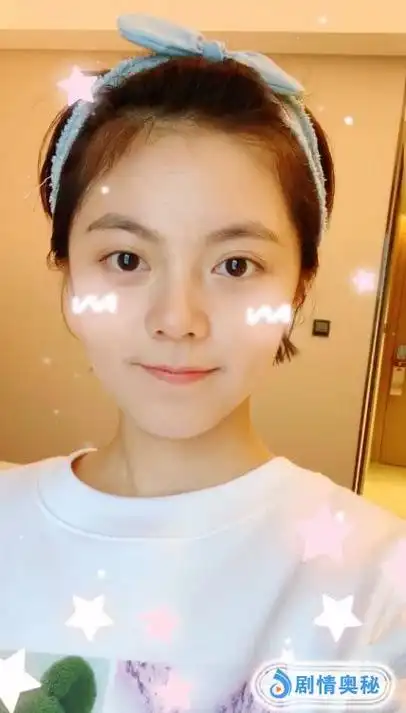 中饰演可爱的凌美琪,《小别离》中饰演漂亮乖巧体贴的学霸金琴琴