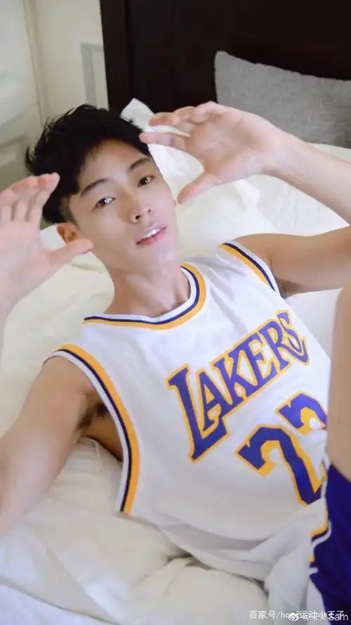 运动型男孩可以有多帅,这位篮球小弟弟的样子更显呆萌!