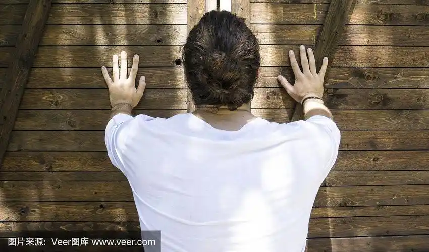 一个年轻人在推门