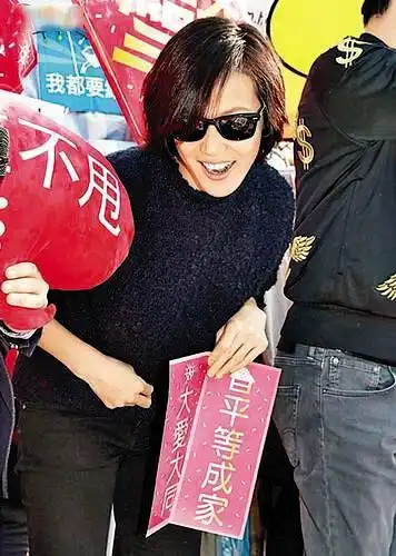 提到绯闻密友邓九云近日到香港,何韵诗说:"她今天飞走了啦.(情人节呢?