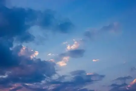 云,在早晨的天空.乌云背后有阳光.新鲜的空气.多云的天气.云的形成.