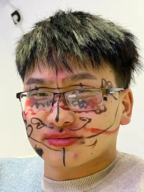 但故事的开始却从这俩张照片开始 就如他所说的 心动起于这次画脸2022