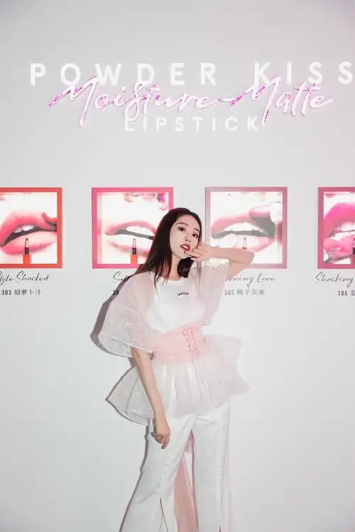 祝绪丹个性白色上衣,时尚优雅,俏皮可爱!