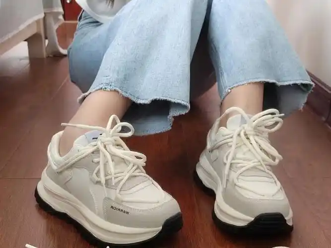 白色运动鞋