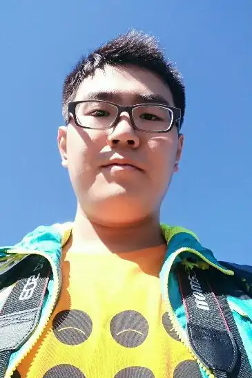 图中男生胖吗?适合什么样的发型?