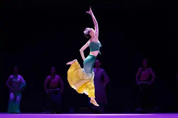 舞蹈团《最炫民族风》舞者起跳瞬间(学通社记者 区志朗 摄)