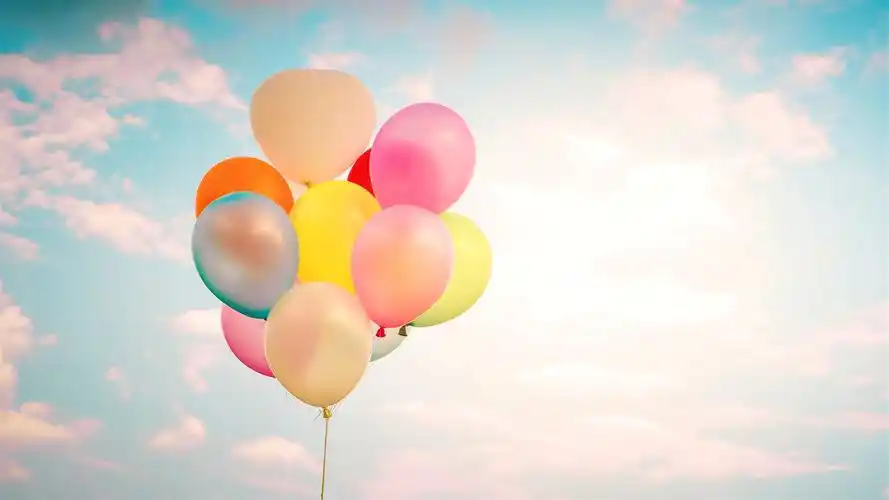 五颜六色的气球,云彩,天空 iphone 壁纸