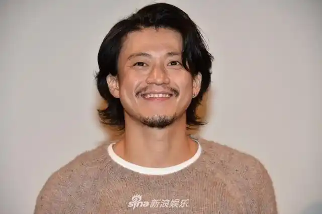 油腻的中年男子!小栗旬画风突变不敢认